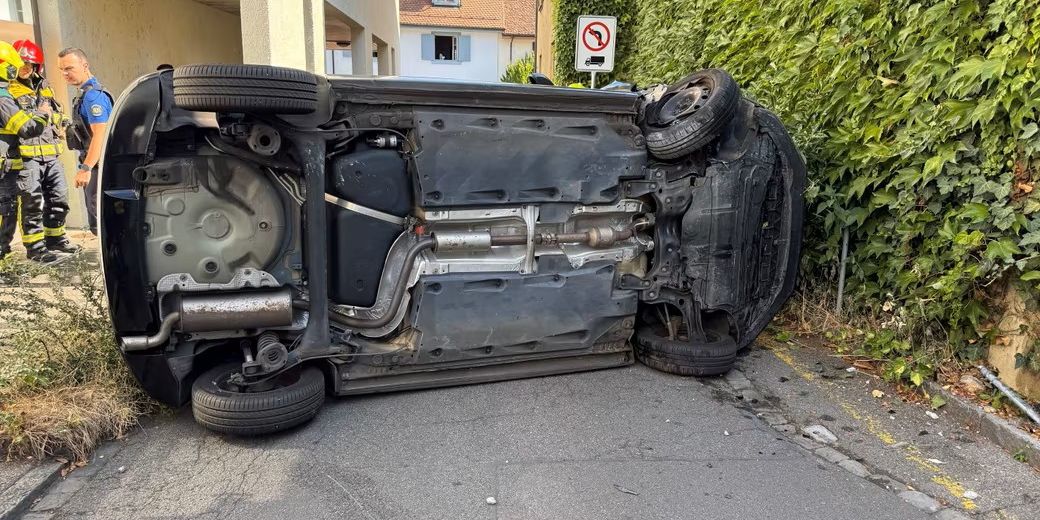 Unfall-in-Riehen-Autofahrerin-85-beschleunigt-als-sie-aus-dem-Parkhaus-will-und-landet-auf-der-Seite