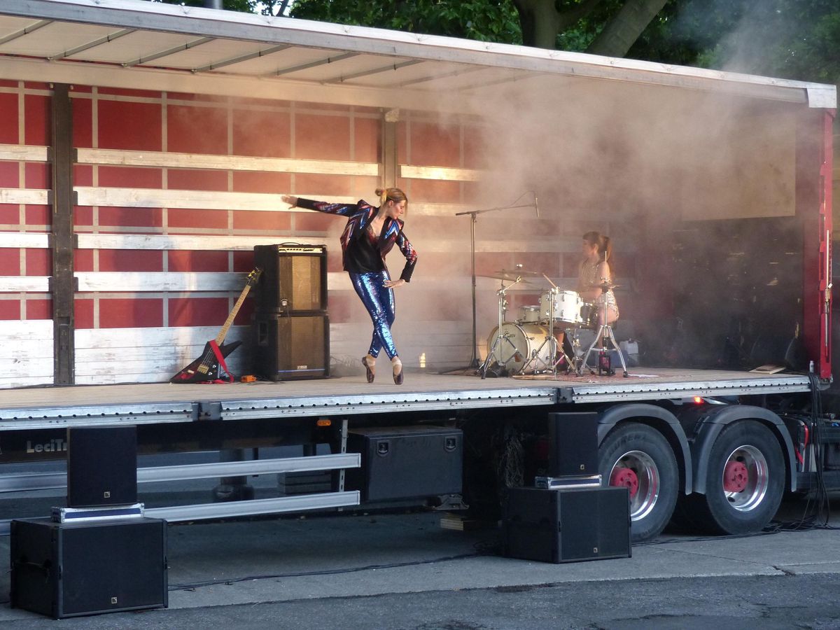 La Genevoise Marie-Caroline Hominal donnera jeudi soir sur la plaine de Plainpalais sa performance «Le Cirque Astéroïde» dans un semi-remorque transportant cinq artistes.