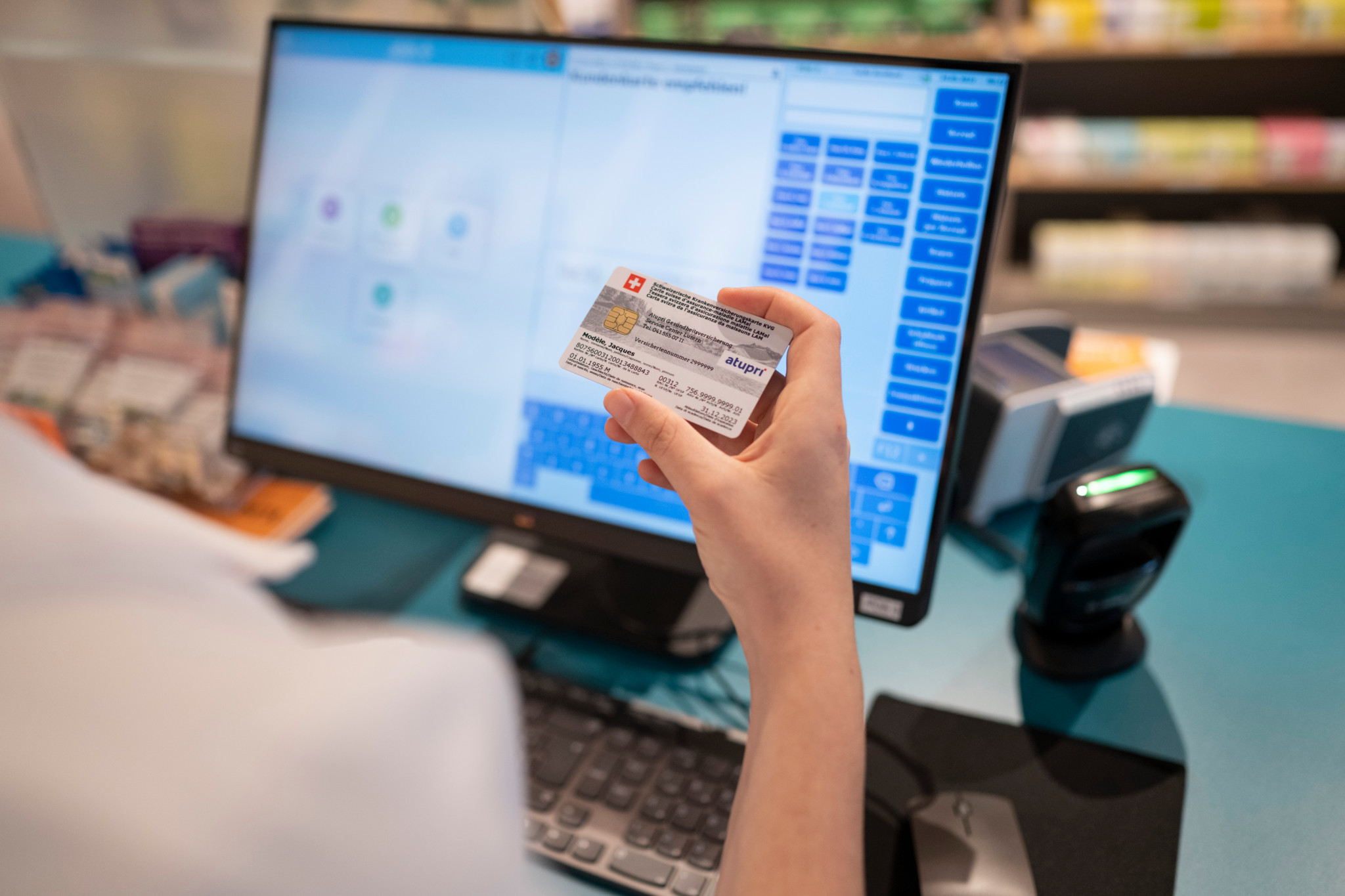 [Symbolbild / Gestellte Szene] Eine Atupri Krankenversicherungskarte aufgenommen in einer Apotheke in Ostermundigen, fotografiert am Mittwoch, 24. Mai 2023. (KEYSTONE/Christian Beutler)