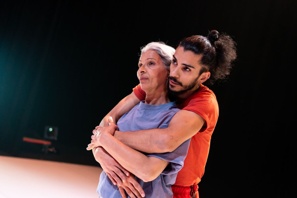 Mohamed Toukabri, a Tunisian choreographer based in Brussels, will perform a performance in dialogue with his mother, Latifa Khamessi, on a distant stage.