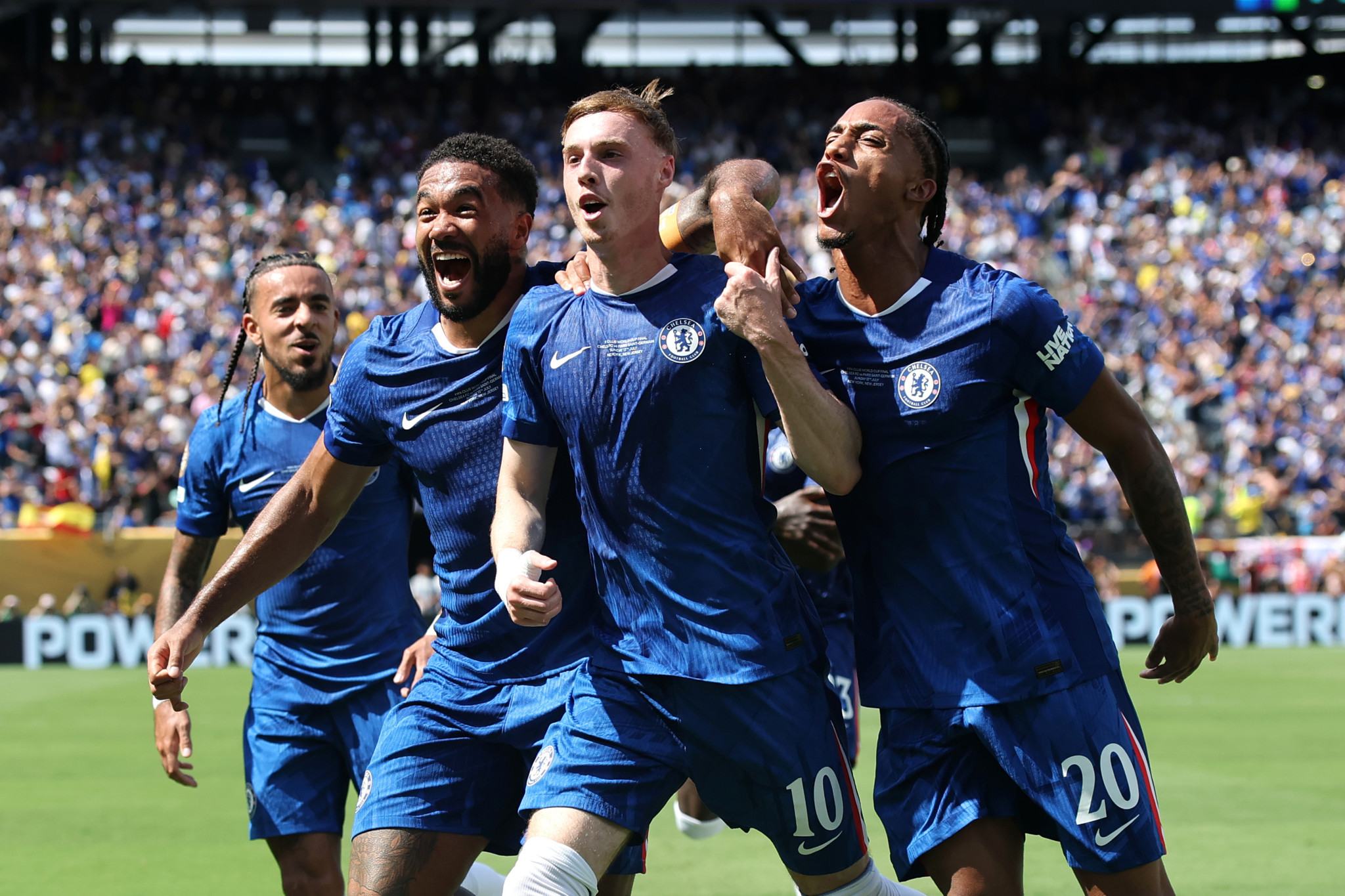 Chelsea-Spieler Cole Palmer (#10) feiert nach einem Tor im FIFA Club-Weltmeisterschaftsfinale 2025 mit Joao Pedro (#20) und Reece James (#24) gegen Paris Saint-Germain im MetLife Stadium.