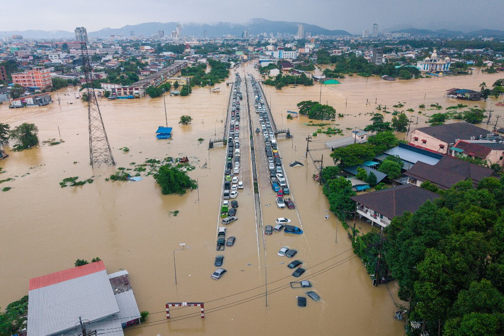 Vue aérienne des inondations à Hat Yai dans la province de Songkhla, Thaïlande, montrant des véhicules submergés et des rues inondées après de fortes pluies, le 26 novembre 2025.