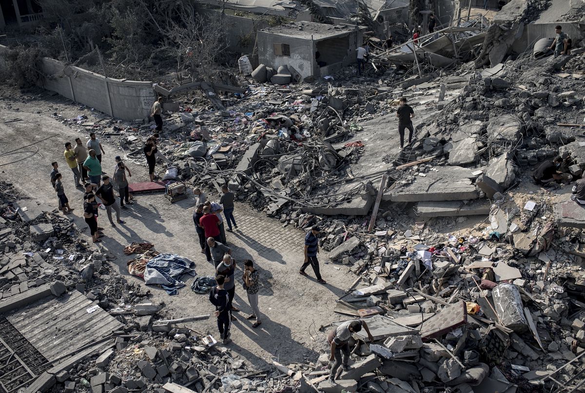 epa10952710 Palestinians search for bodies and survivors under the rubble of a residential building following an Israeli airstrike on the Nuseirat refugee camp in the central Gaza Strip, 01 November 2023. More than 8,500 Palestinians and at least 1,400 Israelis have been killed, according to the Israel Defense Forces (IDF) and the Palestinian health authority, since Hamas militants launched an attack against Israel from the Gaza Strip on 07 October, and the Israeli operations in Gaza and the West Bank which followed it.  EPA/HAITHAM IMAD