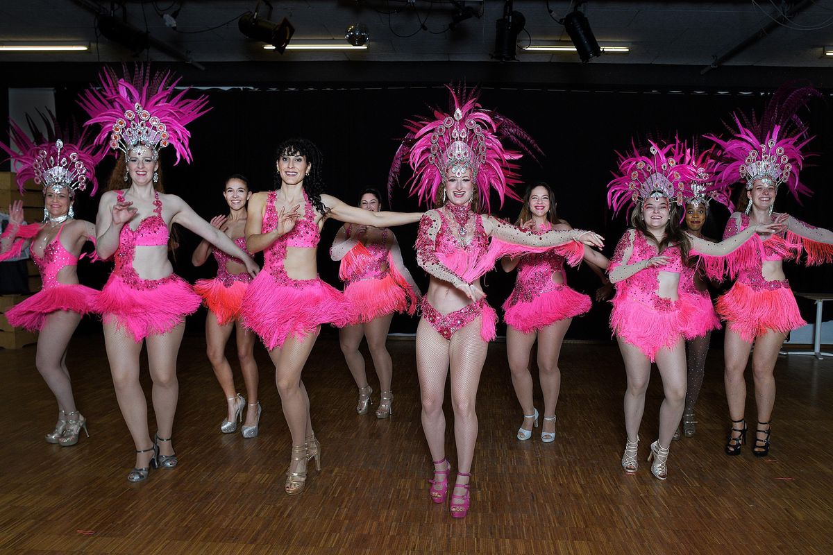 Sur les hauts de Lausanne, l’école de samba d’Aline Raboud (centre), danseuse et professeur, se prépare à défiler au carnaval de Rio de Janeiro.