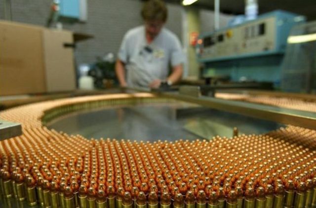 Des balles fabriquées à la chaîne.