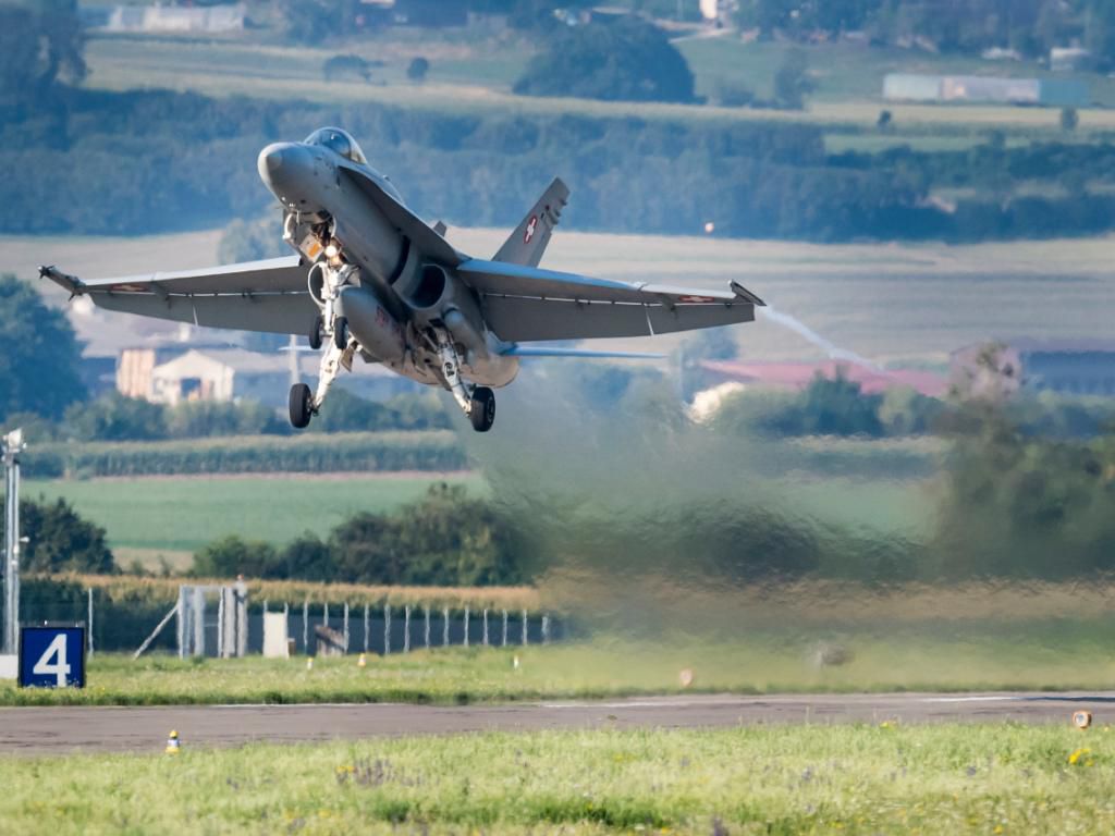 Les Forces aériennes annoncent des vols d’entraînement à basse altitude pour leur F/A-18 de démonstration.