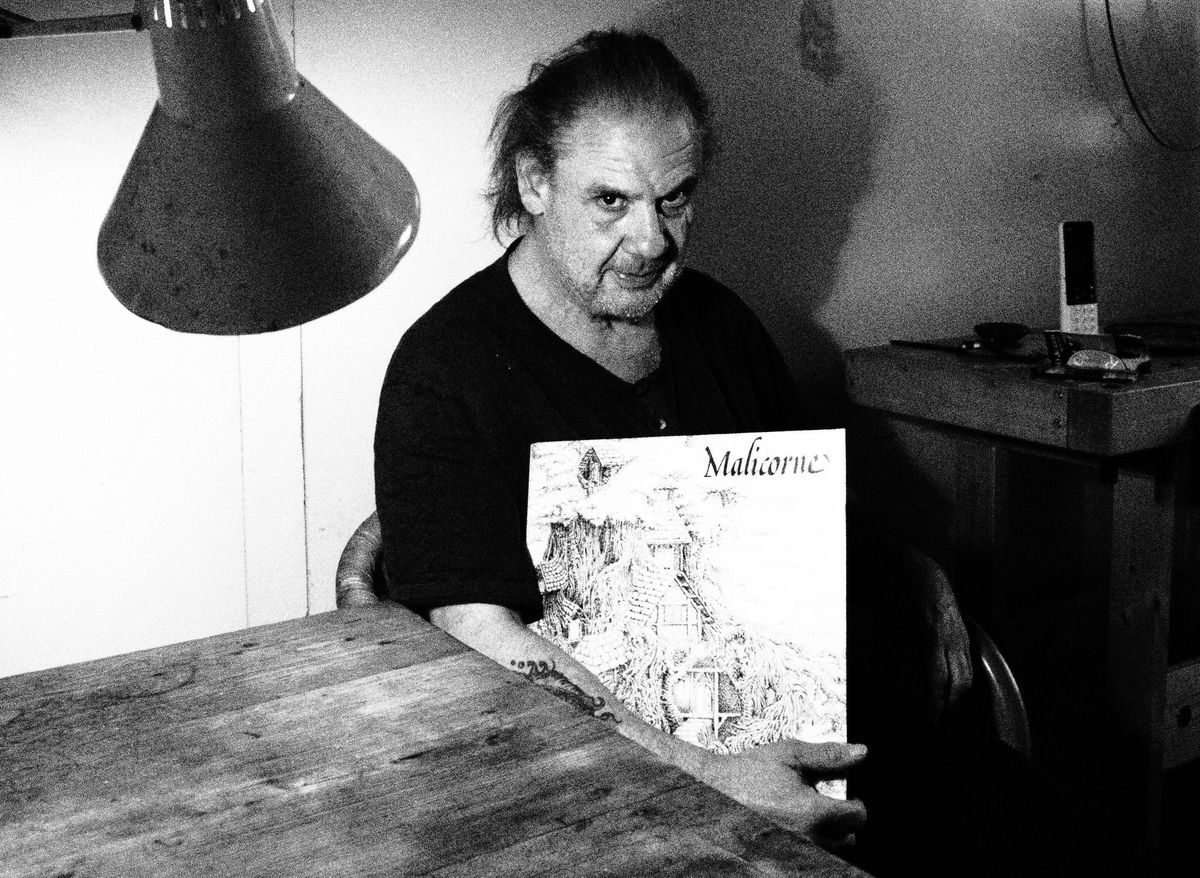 «J’ai choisi la solitude, mais pas la solitude totale. Avec mon infirmière, pas de mensonge, pas d’idiotie». Ancien luthier, Antoine* partage avec elle sa passion pour la musique.