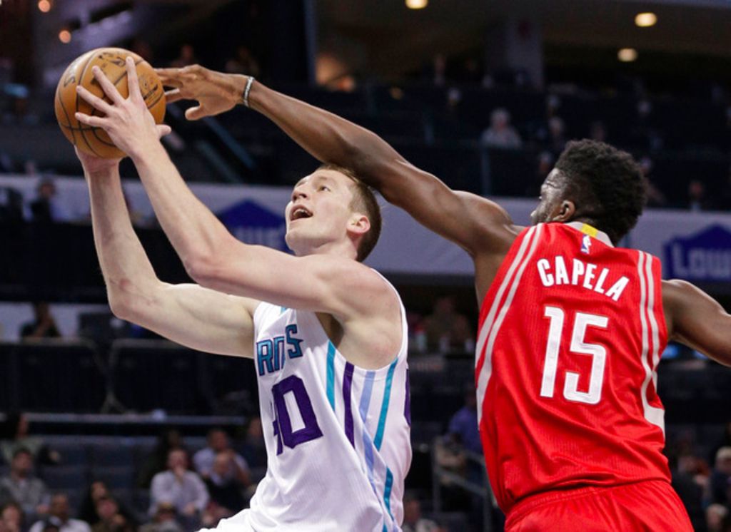 30e match au-delà des 10 points pour Capela