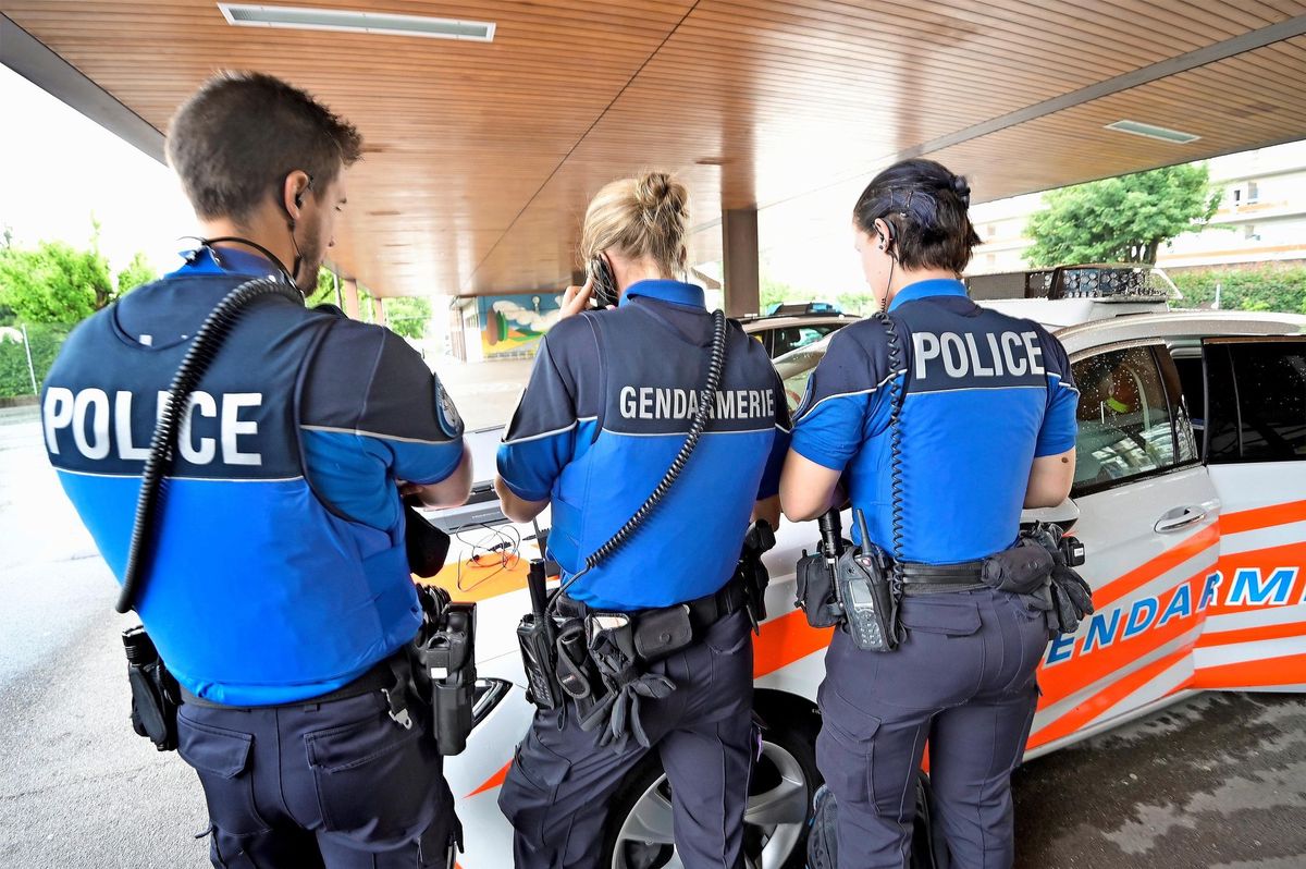 Parmi les pistes pour réformer le système, des patrouilles mixtes ont été mises en place dans l’Ouest lausannois. Elles réunissent les policiers communaux et les gendarmes cantonaux.