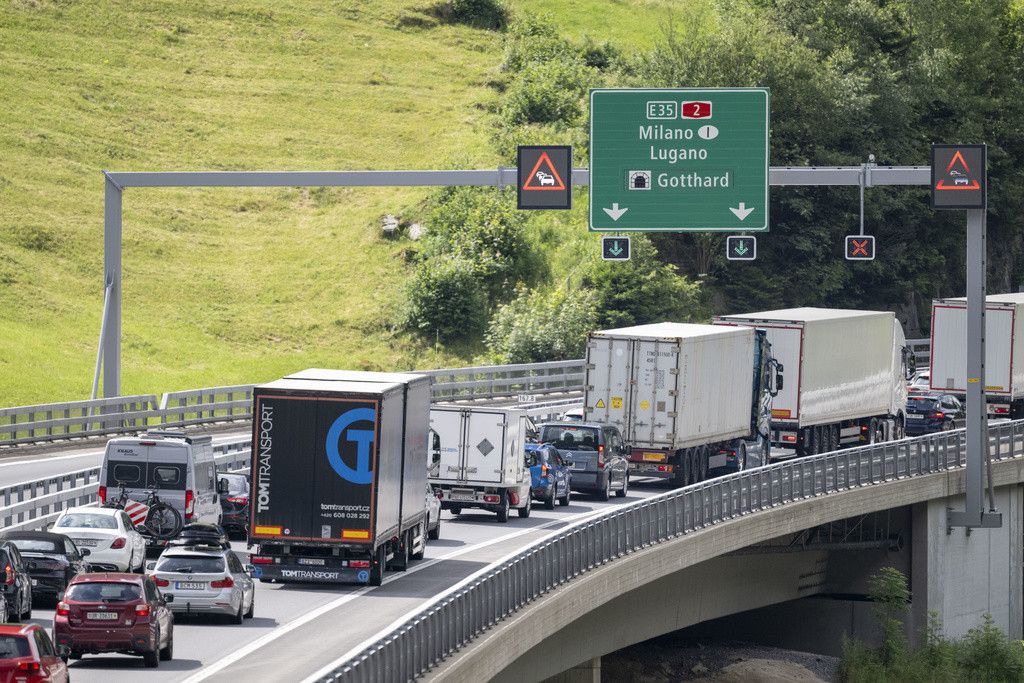 suisse-jusqu-14-km-de-bouchon-l-entr-e-du-tunnel-du-gothard-24