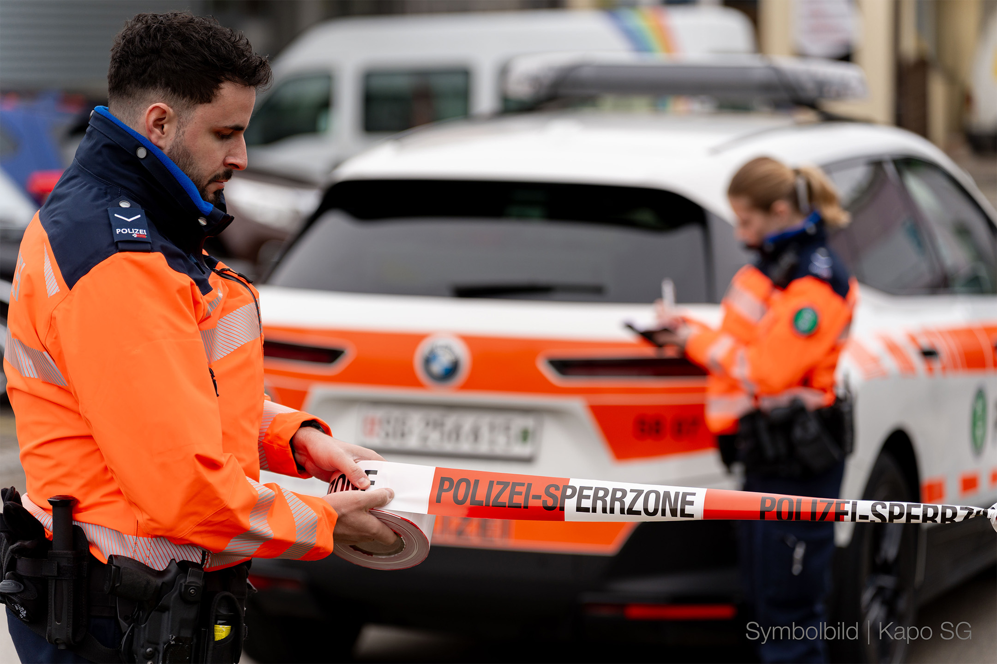Grosseinsatz in Au: St. Galler Polizei findet vier Verletzte vor Mehrfamilienhaus