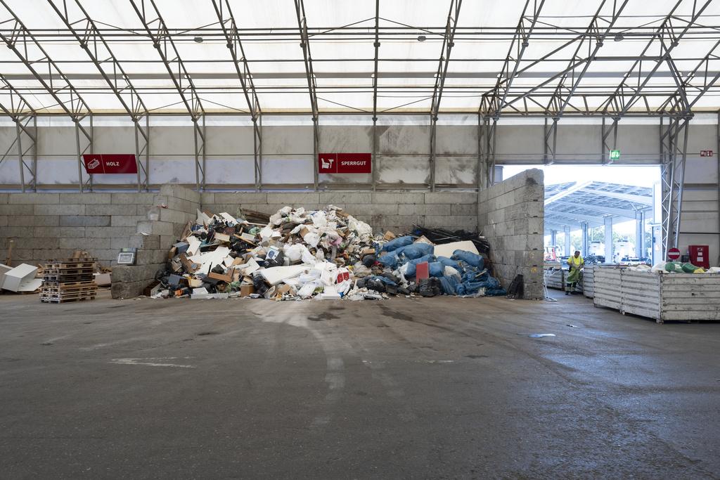 Halle de déchargement de matériaux recyclables à Hugelshofer Logistik AG à Frauenfeld, photographiée le 29 août 2024.