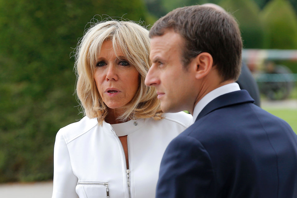 La femme du président français affirme vouloir «assumer son rôle public» qui sera déterminé «par une charte de transparence» précisant ses «missions et ses moyens», dans une interview au magazine «Elle» à paraître vendredi. (Jeudi 17 août 2017)