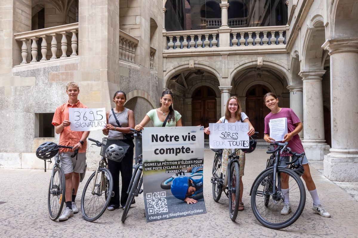 Timeo, Garance, Paola, Inès et Miriam, les cinq élèves du Collège Madame-de-Staël qui ont déposé ce lundi leur pétition au Grand Conseil et au Conseil d’État.