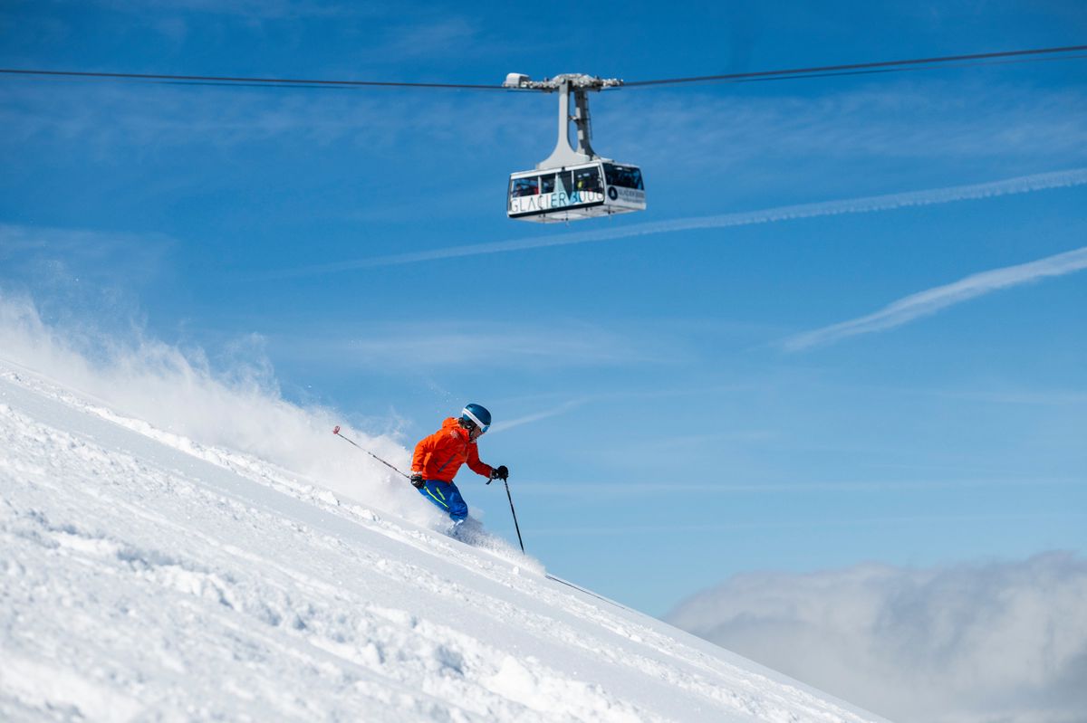 Reportage ce 25 avril autour de la dernière journée de ski de la saison 2024 du journaliste Julien Wicky au glacier 3000 (Diablerets). Les dernières installation avec Zermatt encore ouverte à cette période de l’année.
Réalisé pour une Chronique à la première personne pour le matin dimanche. (©Louis Dasselborne).