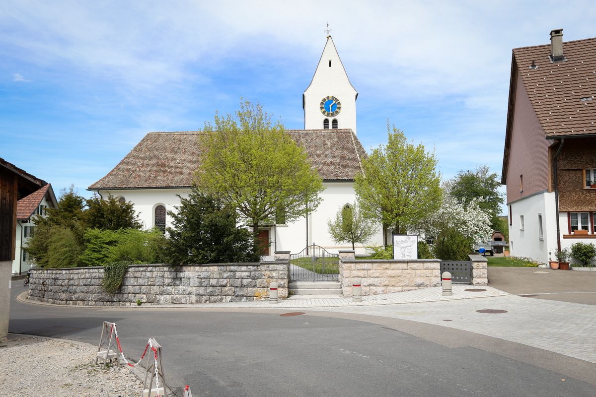 Wildberg , 24.04.2019 / Dorfansichten von Wildberg , Kirche , Schulhaus und Gemeindehaus . Bild: Nathalie Guinand