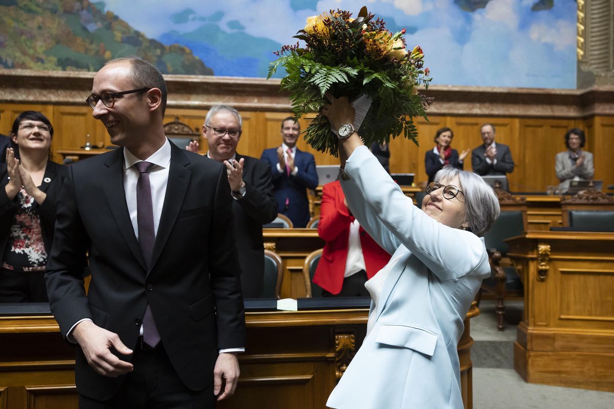 Elisabeth Baume-Schneider jubile. Elle est élue au Conseil fédéral avec 123 voix, soit le socle de la majorité absolue.