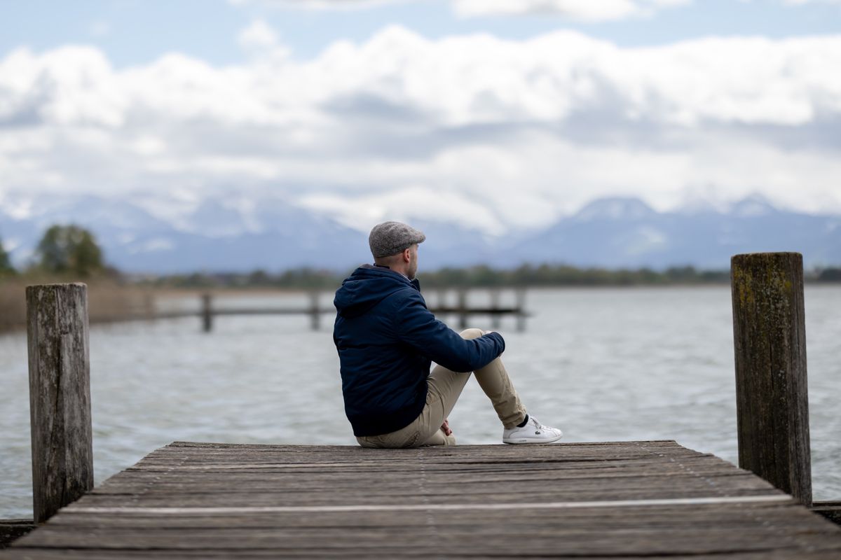 Anonymer Lehrer am See Pfäffikon portraitiert