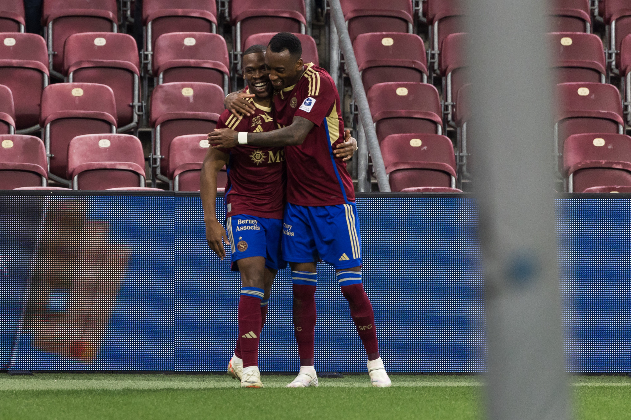 Joie SFC apres l'ouverture du score 1-0, le buteur Dereck Kutesa (SFC), Gael Ondoua (SFC), pendant la rencontre entre le Servette FC et le FC Yverdon Sport, comptant pour le championnat de super league, le samedi 27 janvier 2024 au Stade de Geneve, a Lancy (Bastien Gallay / GallayPhoto)