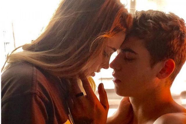 Josephine Langford et Hero Fiennes-Tiffin dans "After".