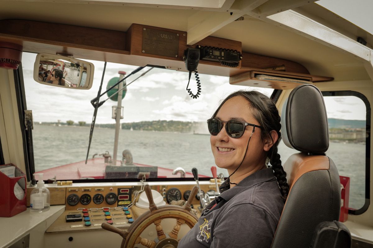 À la barre depuis 7 ans, Zoé connaît la rade comme sa poche.