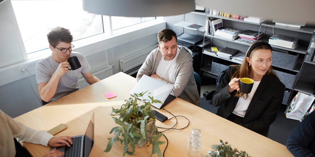 Des personnes au travail en plein meeting.