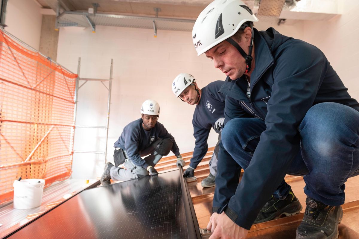 Sous la houlette de Thierry Mauron, les apprenants ont deux semaines pour prendre les bons réflexes lorsqu’ils posent des panneaux solaires.