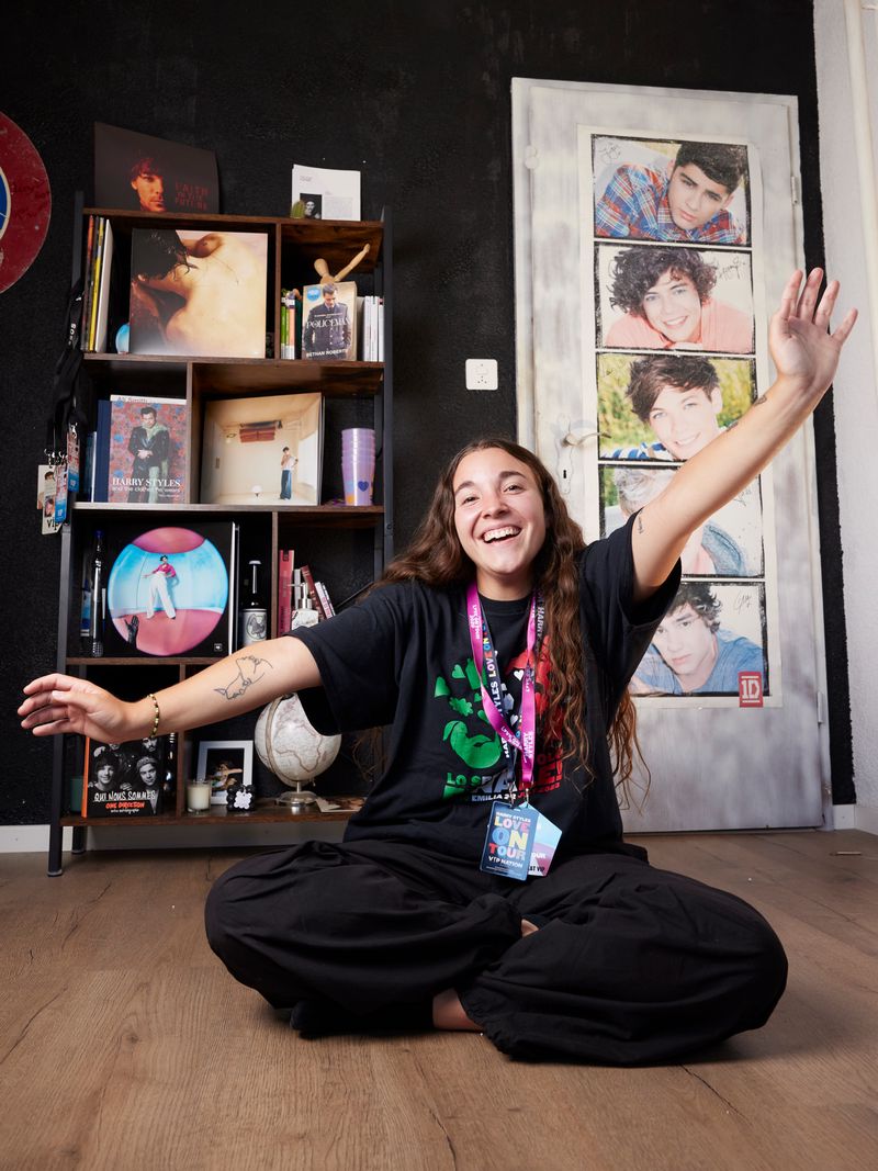 Sonceboz, le 18 août 2023. Portrait de Maylane, fan du chanteur anglais Harry Styles. Ces 2 dernières années, elle a assisté à 10 concerts de sa dernière tournée dans différentes villes d’Europe.    Photo Yvain Genevay / Le Matin Dimanche