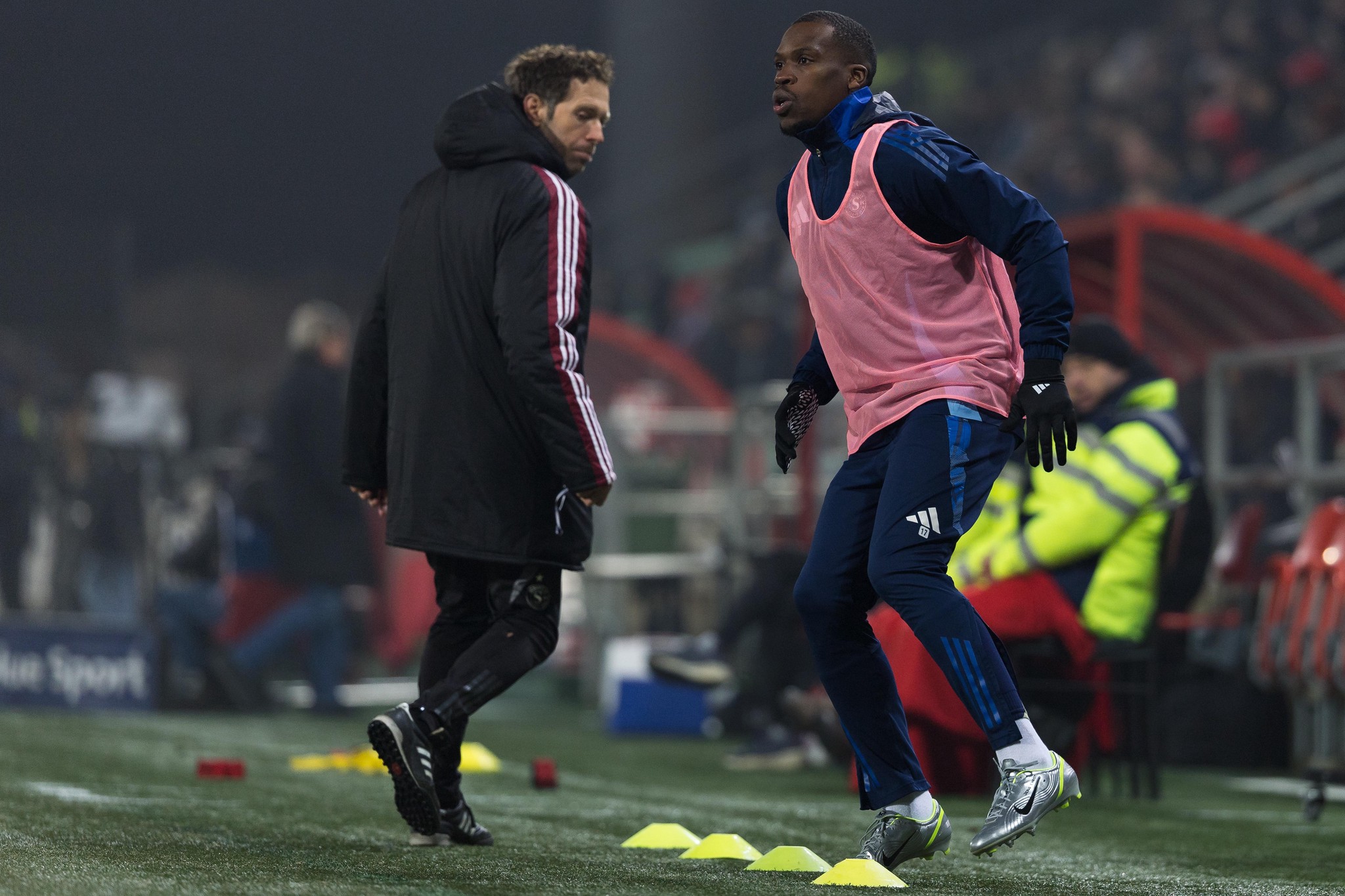 Dereck Kutesa du Servette FC s’échauffe avant le match contre le FC Sion, observé par Mathieu Degrange, le 4 février 2025 au Stade de Tourbillon.