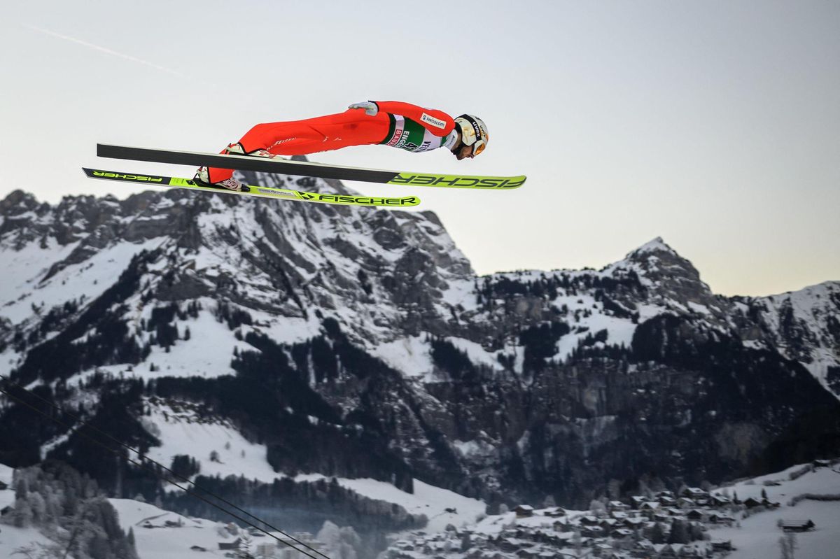 Killian Peier a confirmé sa grande forme du moment sur le tremplin d’Engelberg samedi. Il ne lui a manqué que… (Photo by Fabrice COFFRINI / AFP)
