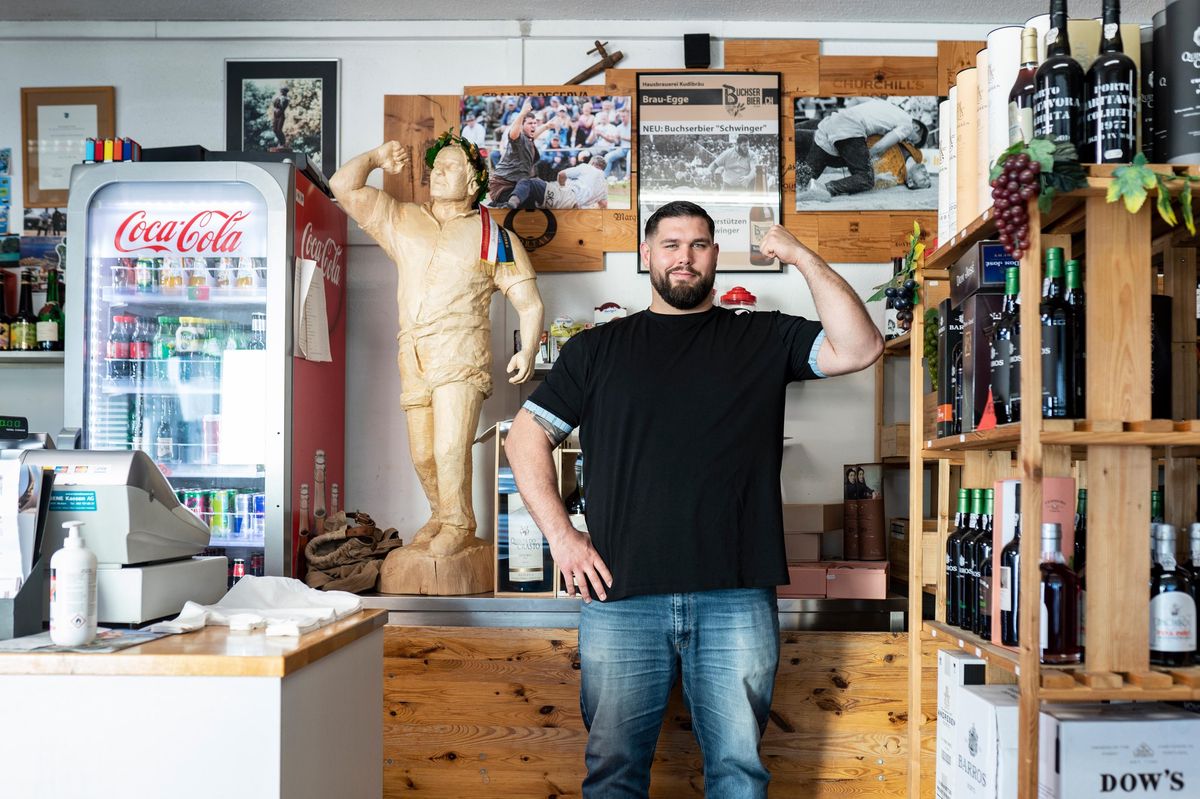 Le lutteur portugais Tiago Vieira est né en Suisse. On le retrouve ici dans l’épicerie-bar de son père à Aarau.