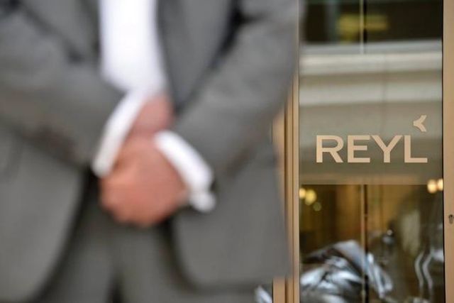 Le directeur de la banque Reyl retenu en France