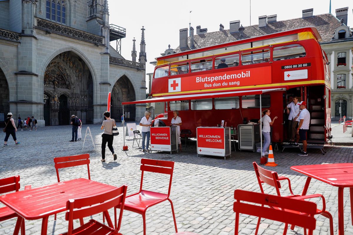 Parmi les missions accomplies par la Croix-Rouge suisse figure la récolte de dons de sang.