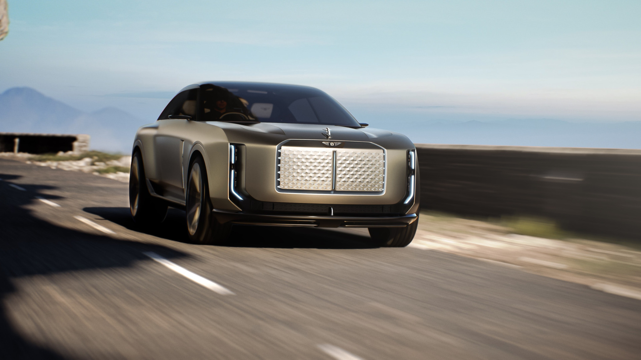 Bentley Konzeptauto EXP 15 in Fahrt auf einer Küstenstrasse – ein Ausblick auf Bentleys elektrische Zukunft.