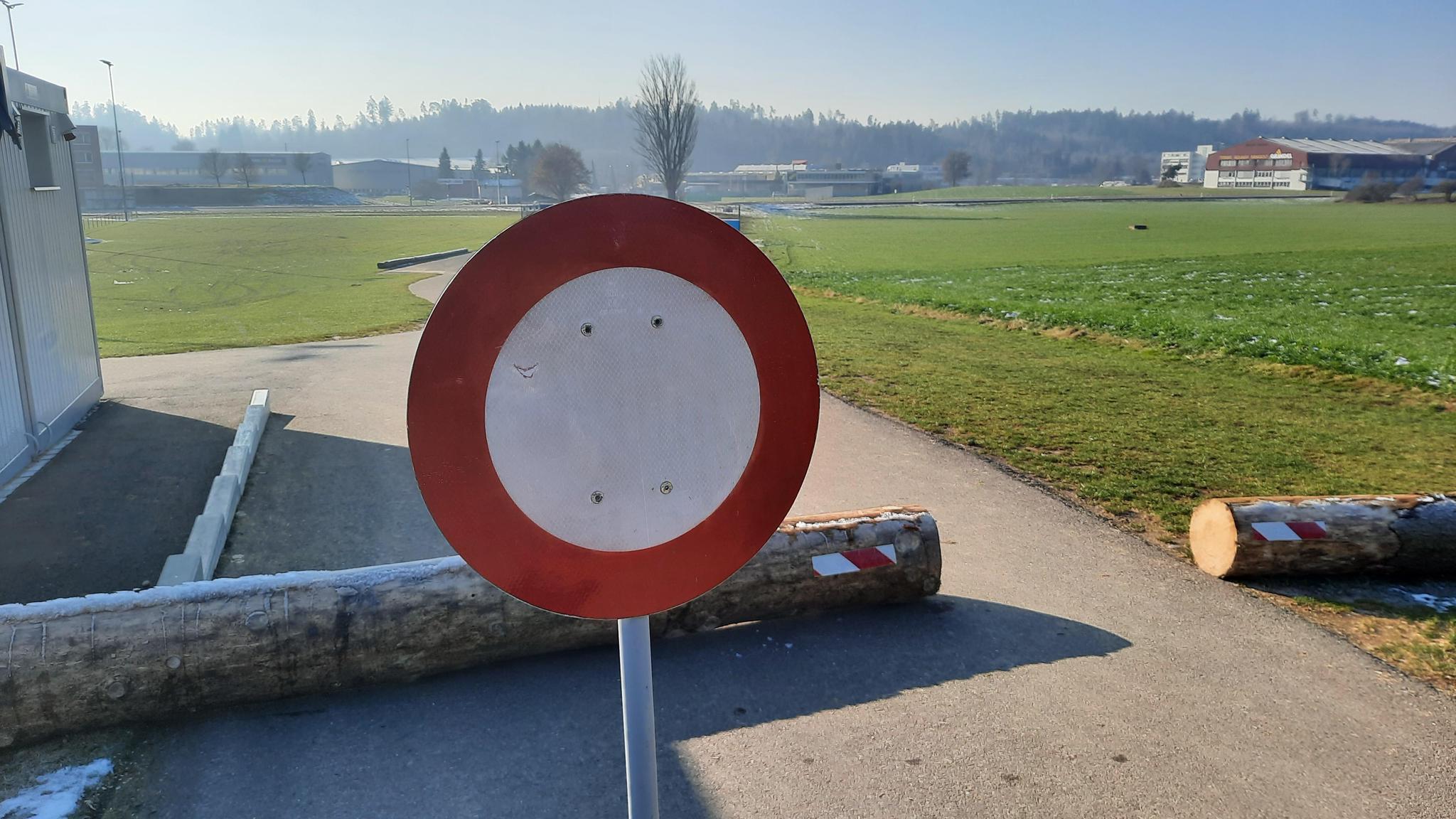 Als Sofortmassnahme gegen weitere Driftfahrten auf dem Rasen wurden Baumstämme auf der Zufahrtsstrasse zur Acherwis platziert. 