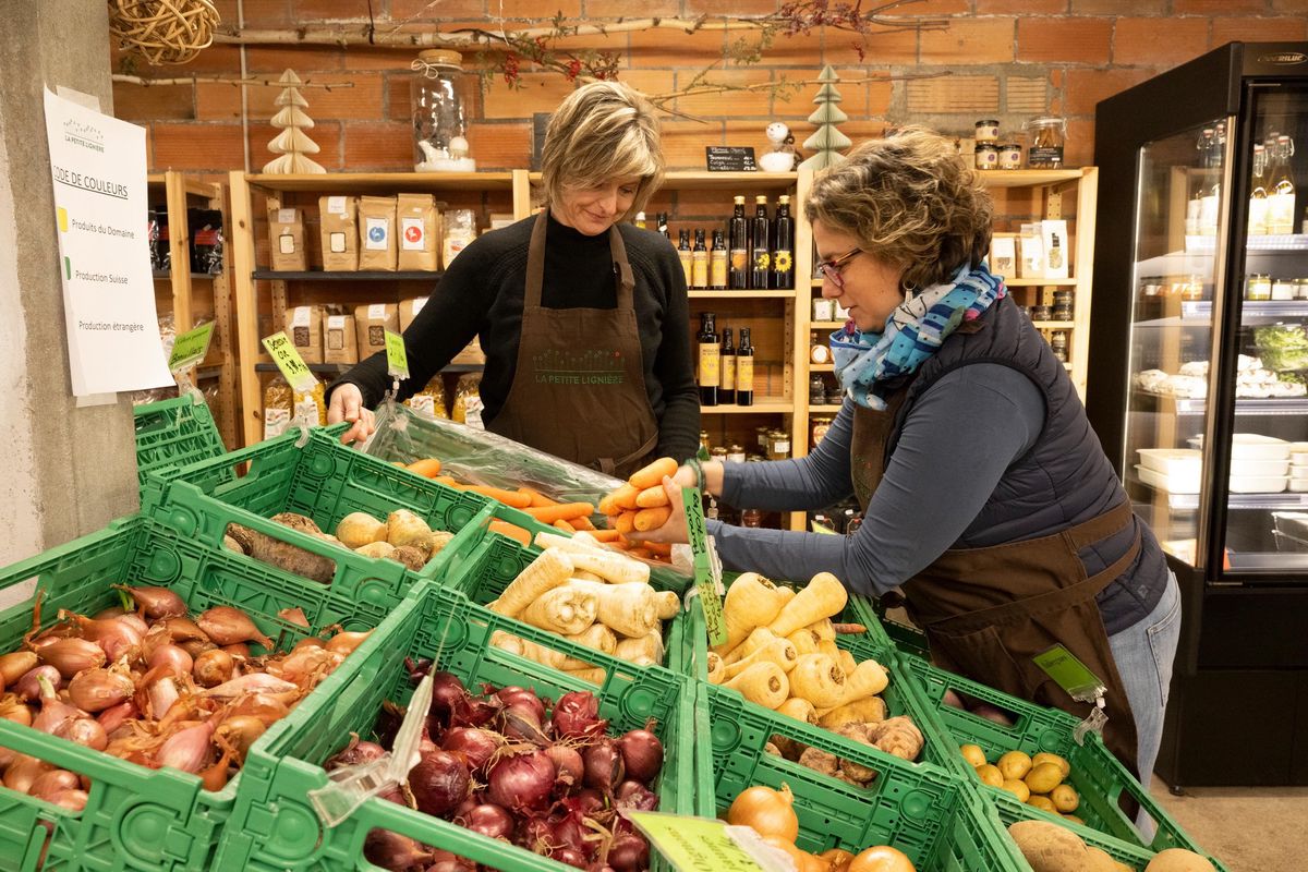 Le Marché de la Petite Lignière, aux portes de Gland, propose un service à la clientèle, par Eva Casals (gérante, foulard bleu) et Sylvia Charrotton (vendeuse). Il y a aussi un self-service avec plusieurs modes de payement.