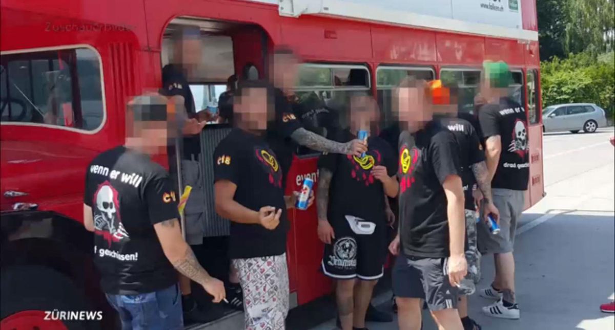 Mehrere Neonazis griffen den Juden am 4. Juli an, als sie in Zürich einen Polterabend feierten. Mehrere Neonazis griffen den Juden am 4. Juli an, als sie in Zürich einen Polterabend feierten.
