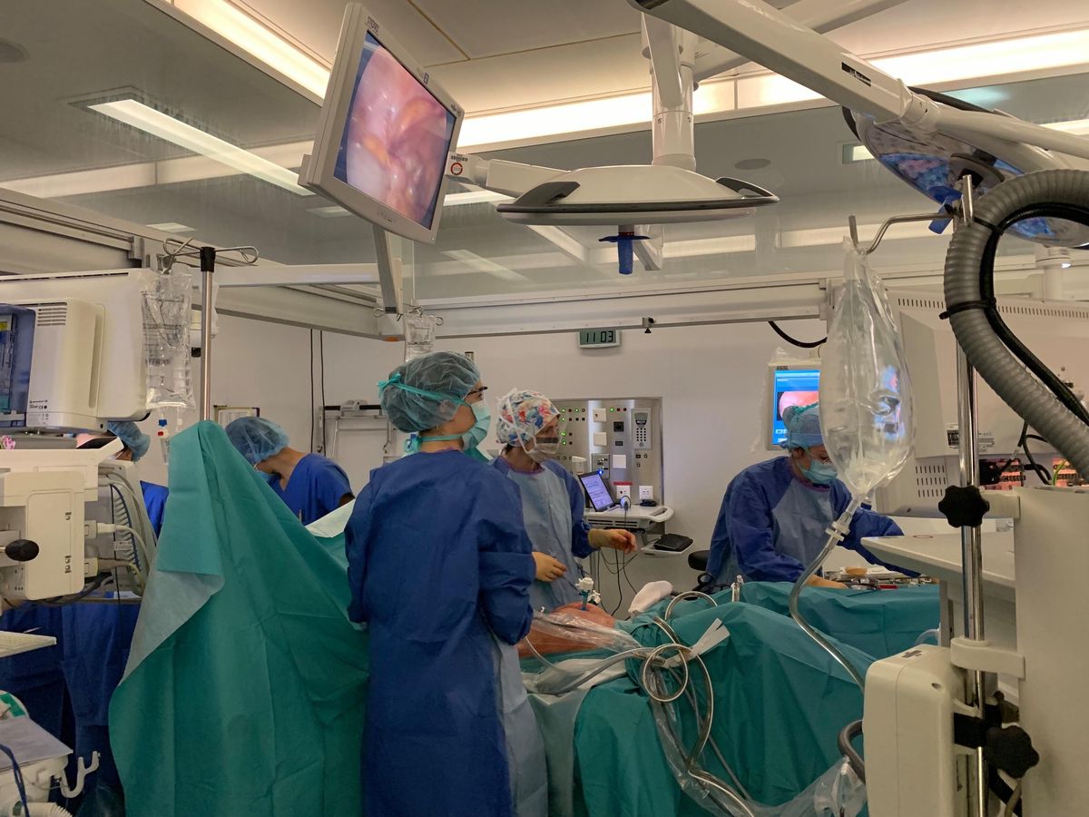 La PIPAC (chimiothérapie intrapéritonéale pressurisée par aérosol) permet d’injecter directement les médicaments dans l’abdomen, là où se trouvent les métastases.