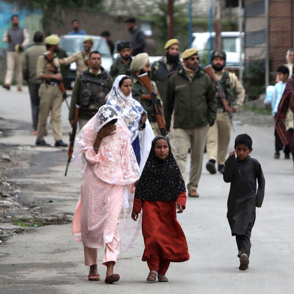 Indische Sicherheitskräfte in Tarnuniformen stehen am 10. Mai 2025 auf einer Strasse in der Nähe des Flughafens von Srinagar wachsam, nachdem dort Explosionen gehört wurden.