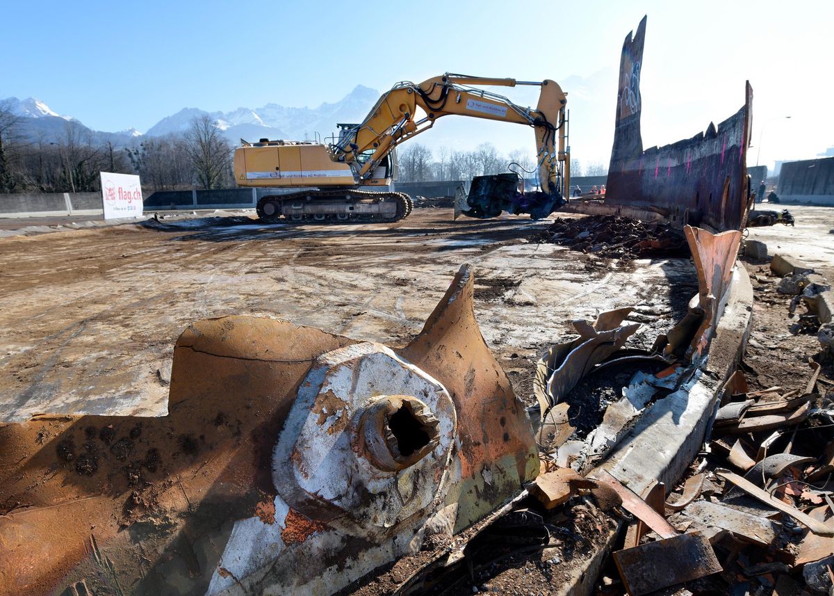 Sur le site de la raffinerie Tamoil, le dernier pan des 54 citernes à mazout va être détruit.
