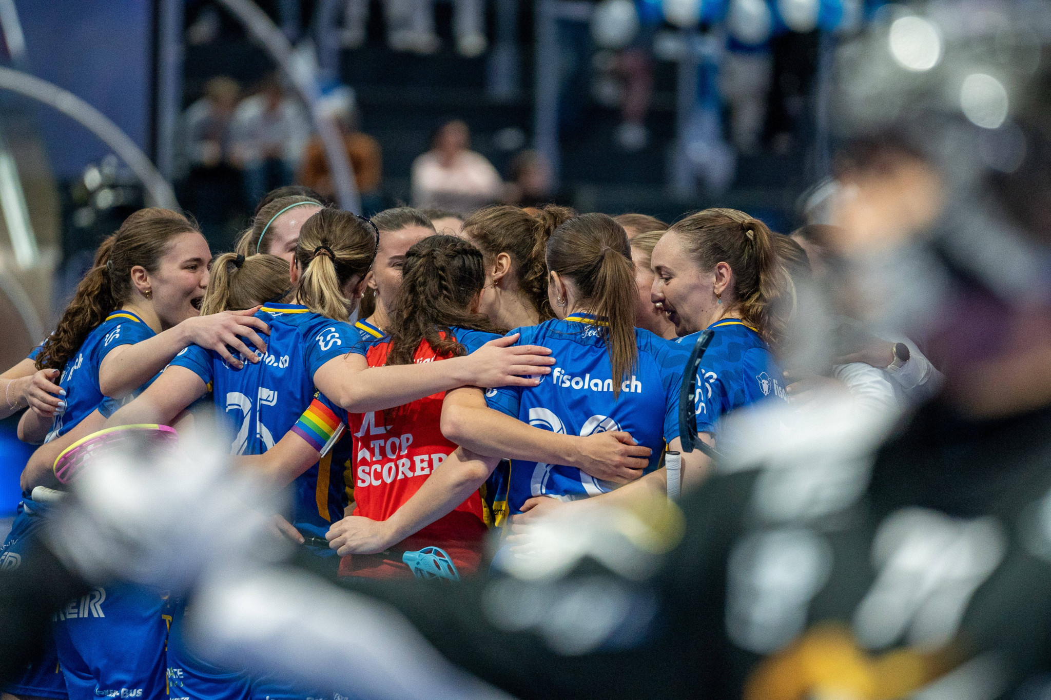 Spielerinnen der Kloten-Dietlikon Jets jubeln gemeinsam beim Unihockey Superfinal 2025 in der BCF Arena Fribourg nach dem 2:0-Tor gegen Zug United.