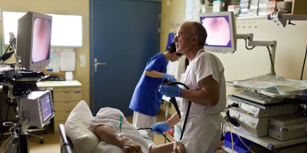 Un médecin et une infirmière effectuent une endoscopie à l'hôpital régional Surselva à Ilanz, canton des Grisons, Suisse.