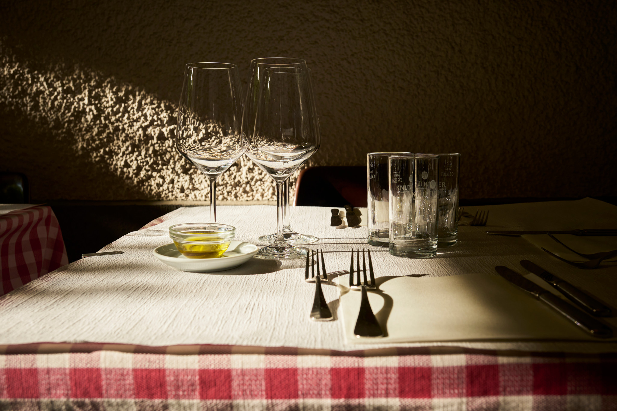 Anstatt sich ständig zu beschweren, kann man das Restaurant auch zu seinem Zuhause machen. 