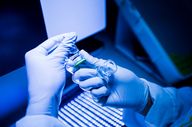 USA: Roche: FDA nimmt Zulassungsantrag für Brustkrebsmittel Giredestrant an