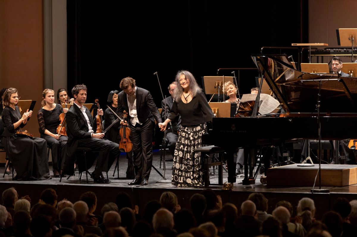 Salle Métropole - Lausanne

Renaud Capuçon
DIRECTION

Martha Argerich
PIANO

Serge Prokofiev
Symphonie classique

Ludwig van Beethoven
Concerto pour piano n°1

Gabriel Fauré
Pelléas et Mélisande, Suite

Maurice Ravel
Ma mère l’Oye, Suite