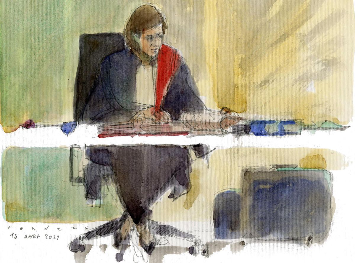 La procureure de l’Est vaudois, Élodie Pasquier, demande la prison à vie. Elle dépeint un père violent, jaloux, possessif, qui n’a pas hésité à charger 31 balles dans son arme. Un portrait manichéen que la défense refuse, invoquant une famille où tout dysfonctionnait.