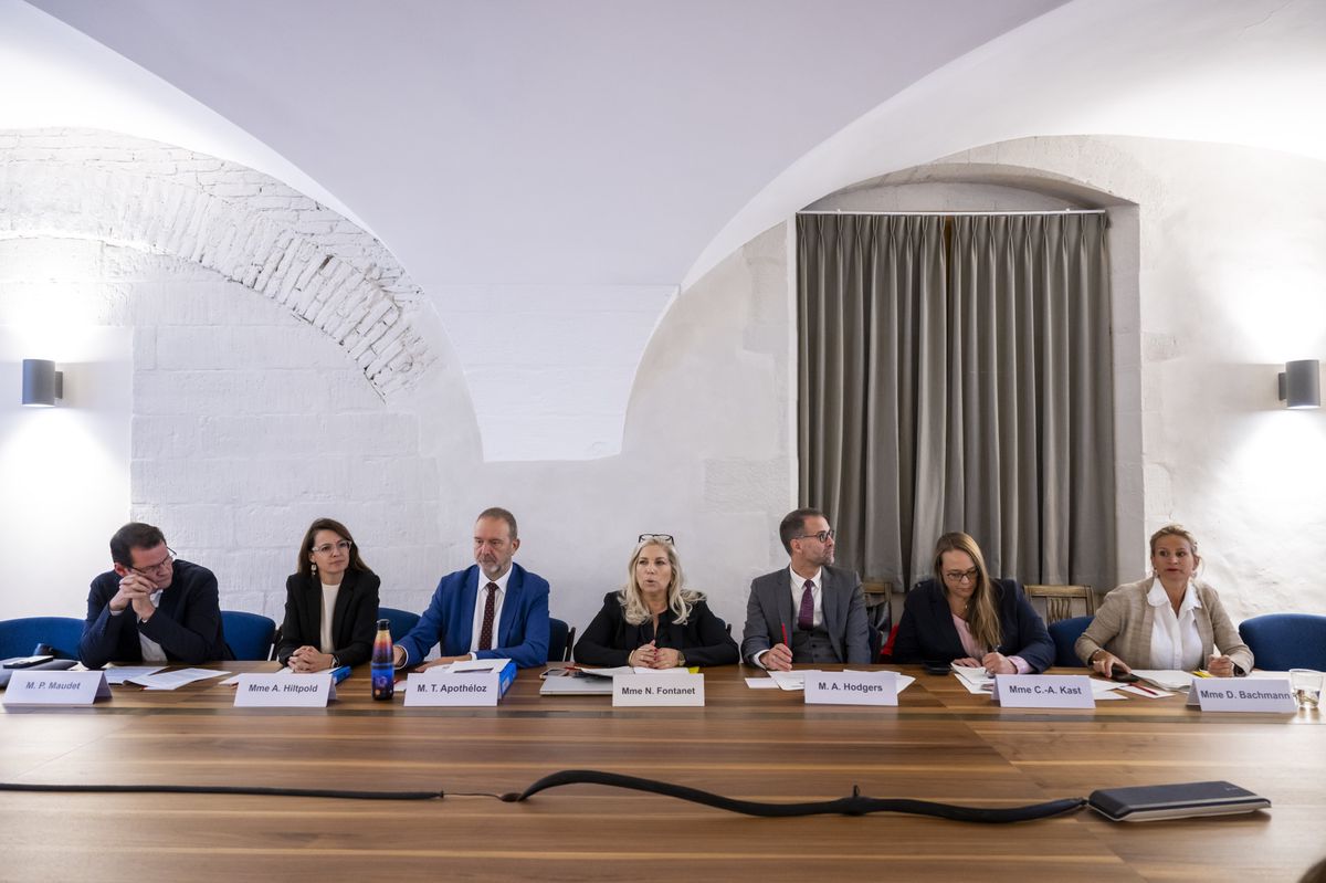 Le Conseil d'Etat genevois au complet, dont Pierre Maudet, Anne Hiltpold, Thierry Apotheloz, Nathalie Fontanet, Antonio Hodgers, Carole-Anne Kast et Delphine Bachmann, lors d'une conférence de presse présentant le projet de budget 2025 et la planification financière 2025-2028 à Genève, le 12 septembre 2024.