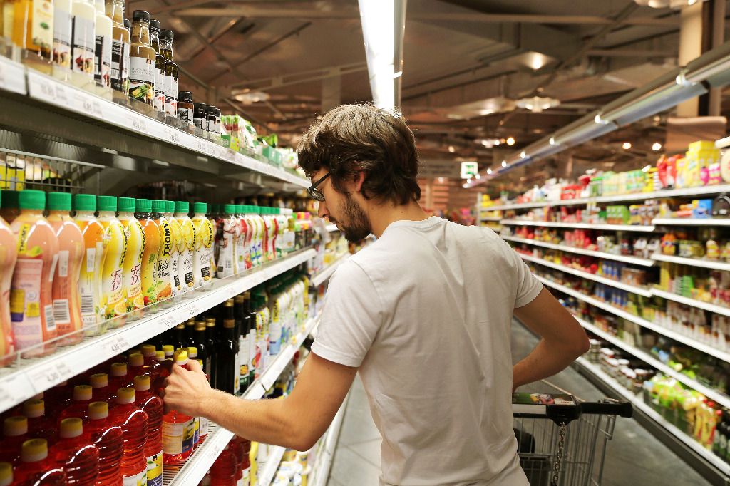 Les emplettes du dimanche font un tour par les urnes