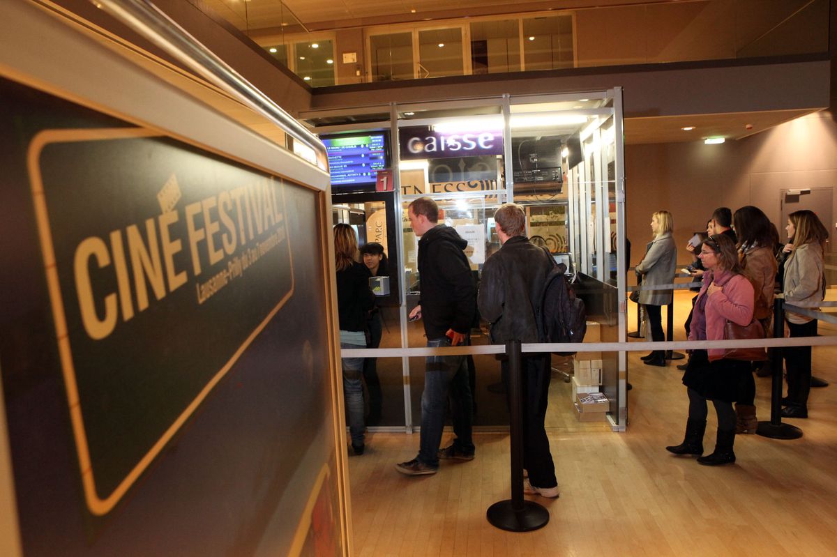 Spectateurs en file d'attente à la caisse du Ciné Festival à Cinétoile Malley à Lausanne, le soir du 6 novembre 2010.