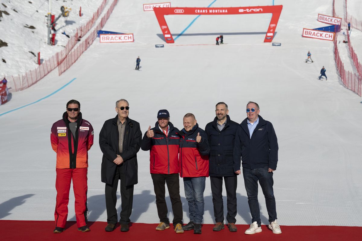 Urs Lehmann, President of Swiss-Ski, Guy Parmelin, Switzerland's Economy Minister Federal Councillor, Marius Robyr, LOC president, Hugo Steinegger, press attache for the races, Frederic Favre, State Councillor of the Canton of Valais, and Nicolas Feraud, President of Crans-Montana, from left, pictured during a ceremony for Robyr and Steinegger's services, prior the women's Downhill race at the Alpine Skiing FIS Ski World Cup, in Crans-Montana, Switzerland, Saturday, February 17, 2024. (KEYSTONE/Alessandro della Valle)